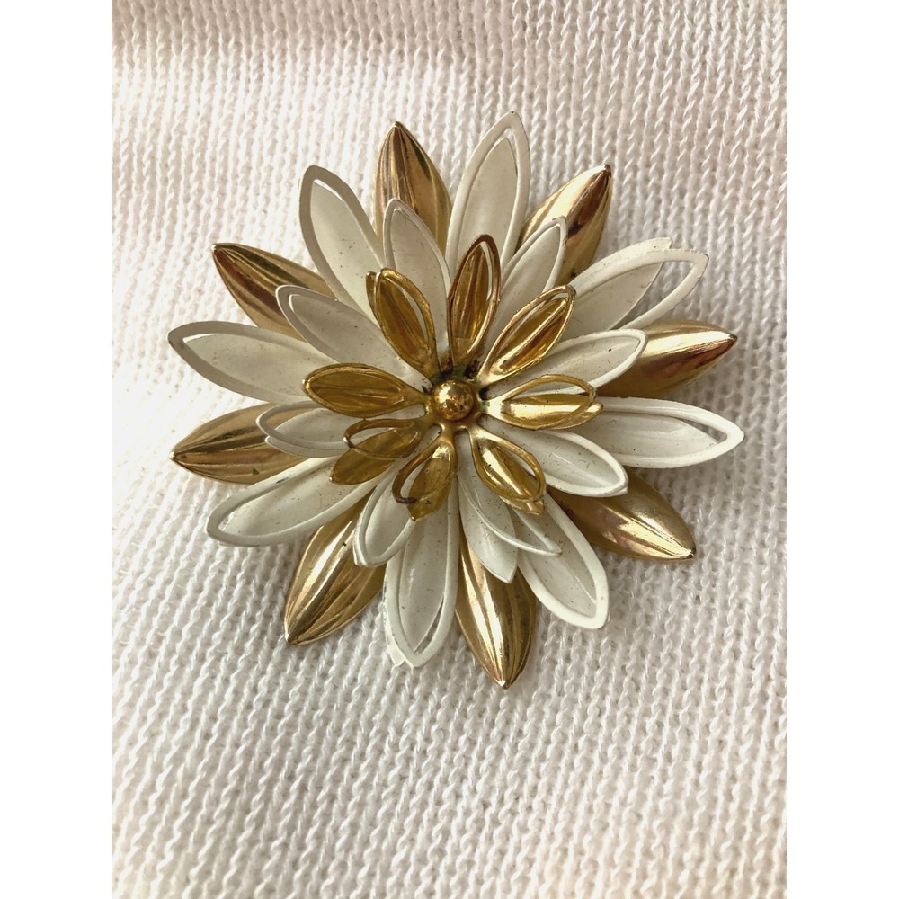 Vintage 1960s Sarah Coventry Water Lily Brooch Pin Gold Tone White Enamel Signed